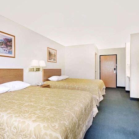 Super 8 By Wyndham Battle Mountain Hotel Exterior photo