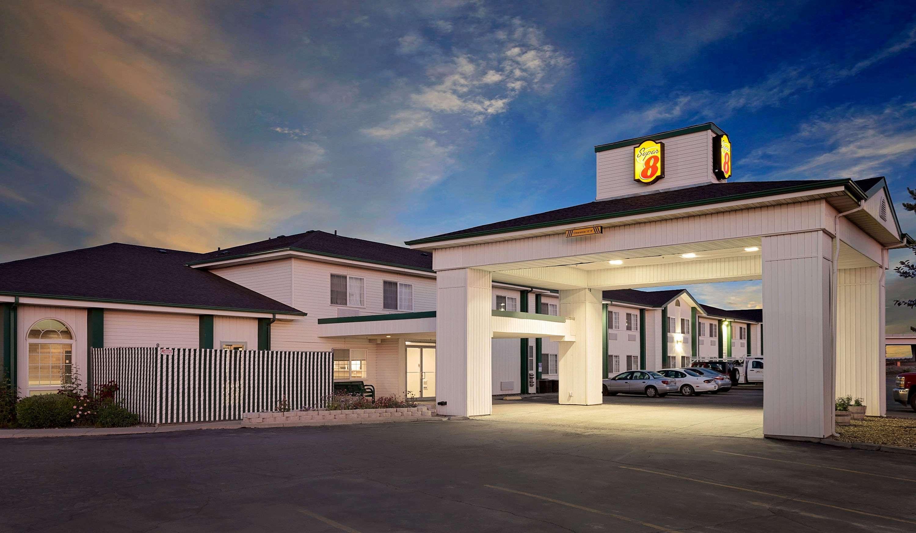 Super 8 By Wyndham Battle Mountain Hotel Exterior photo