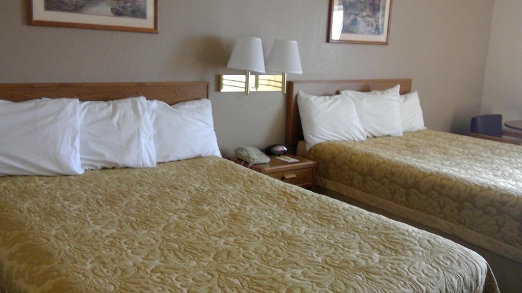 Super 8 By Wyndham Battle Mountain Hotel Room photo